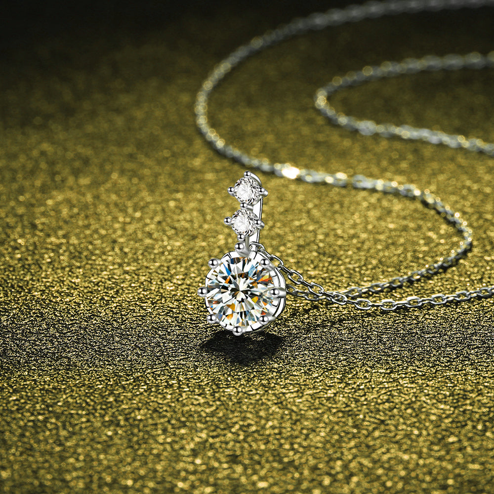 Close-up detail of the 1 carat moissanite pendant on the 925 silver necklace, emphasizing its brilliance and craftsmanship.