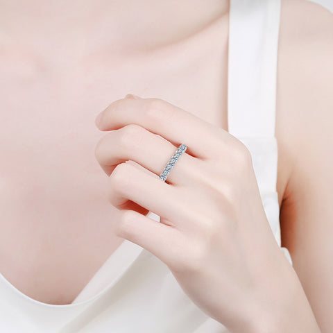 Model wearing a 925 silver moissanite ring, illustrating its stylish appearance on the hand.