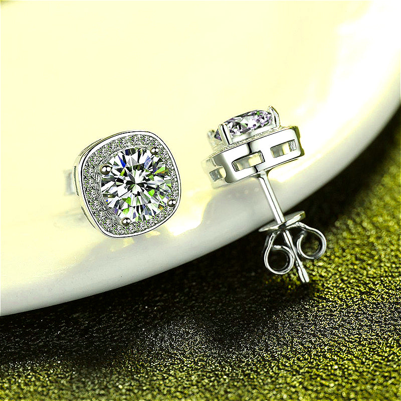  Side view of the 925 silver moissanite square stud earrings, highlighting their elegant profile and craftsmanship.