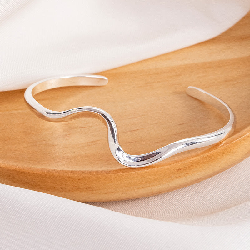  Front view of the 925 Silver Plated Gold Wave Opening Bracelet, showcasing its stylish wave design and elegant shine.