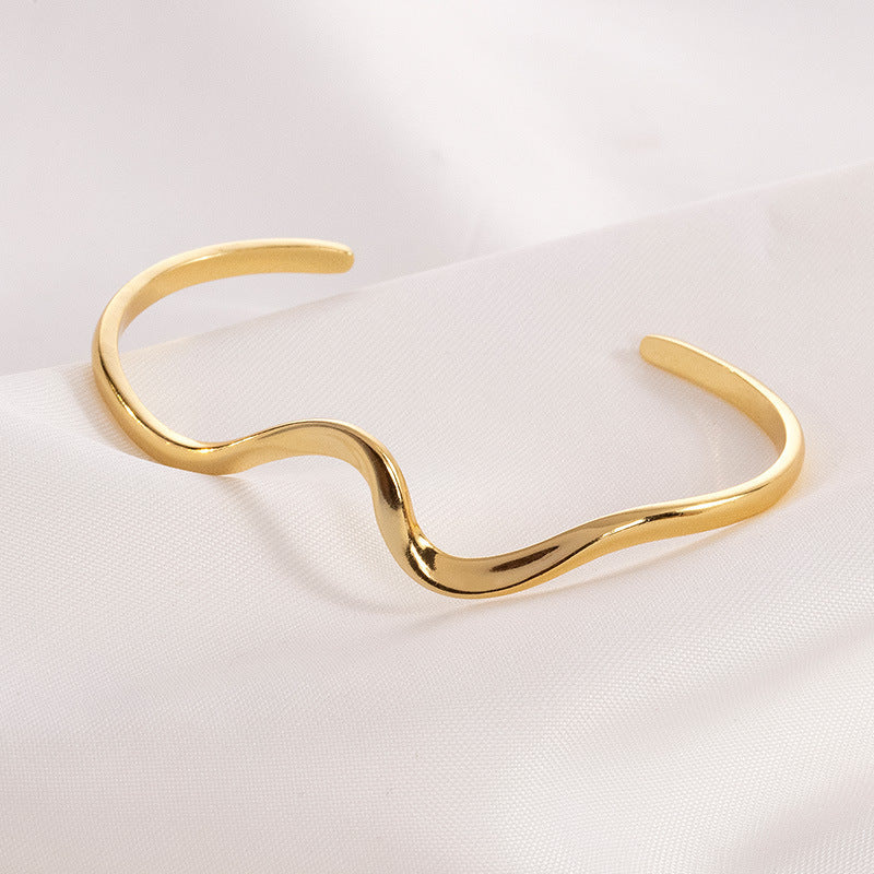  Front view of the 925 Silver Plated Gold Wave Opening Bracelet, showcasing its stylish wave design and elegant shine.