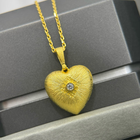 Close-up front view of vintage-inspired heart pendant necklace in gold-plated 925 silver, featuring a diamond accent.