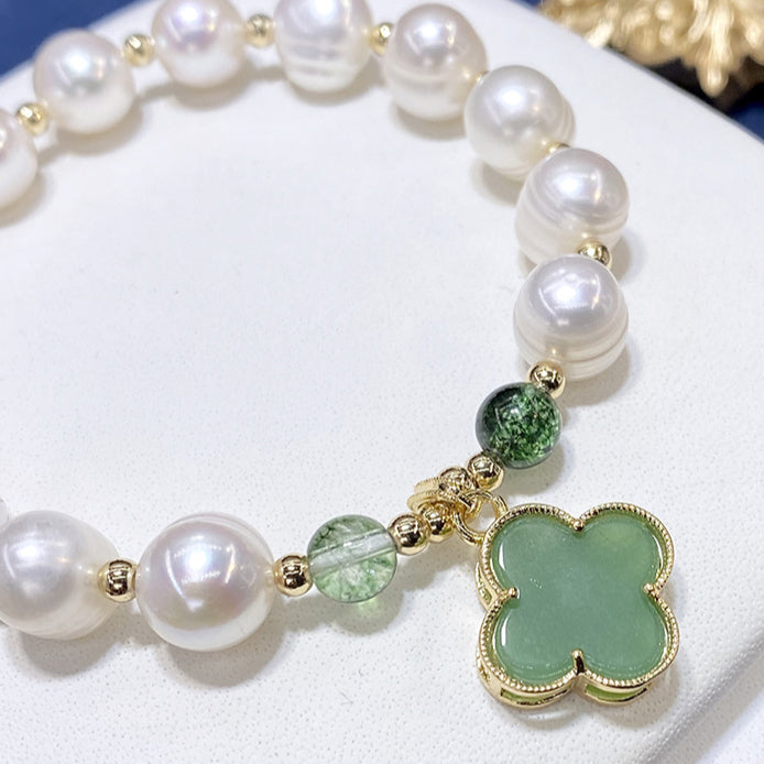  Close-up detail of the natural pearl and green shell four-leaf clover bracelet, focusing on the unique texture of the green shell and luster of the pearls.