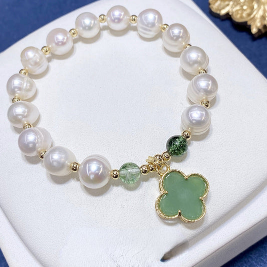  Front view of the natural pearl and green shell four-leaf clover bracelet, showcasing its elegant design and lucky charm.