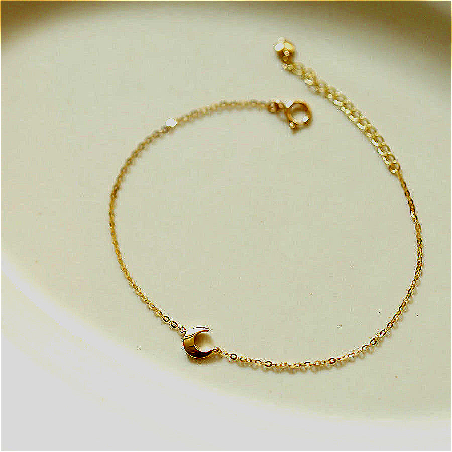  Front view of the Nova Belle 925 silver-plated K-gold small crescent pendant bracelet, showcasing its elegant design and shine.